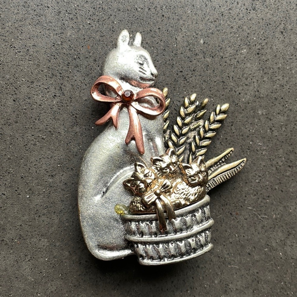 Kenneth Cole cat•kittens•basket mixed metals brooch sign